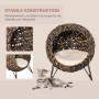 Modernes PawHut Katzenhaus aus dunklem Rattan mit hellem Kissen, erhöht auf Beinen. Eine Katze liegt davor.