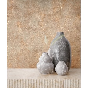 Marburg Vliestapete in Betonoptik beige-braun mit drei grauen Vasen als Deko.