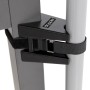 Doppler Table-Fix Sonnenschirmhalterung in Schwarz am Tischbein befestigt.