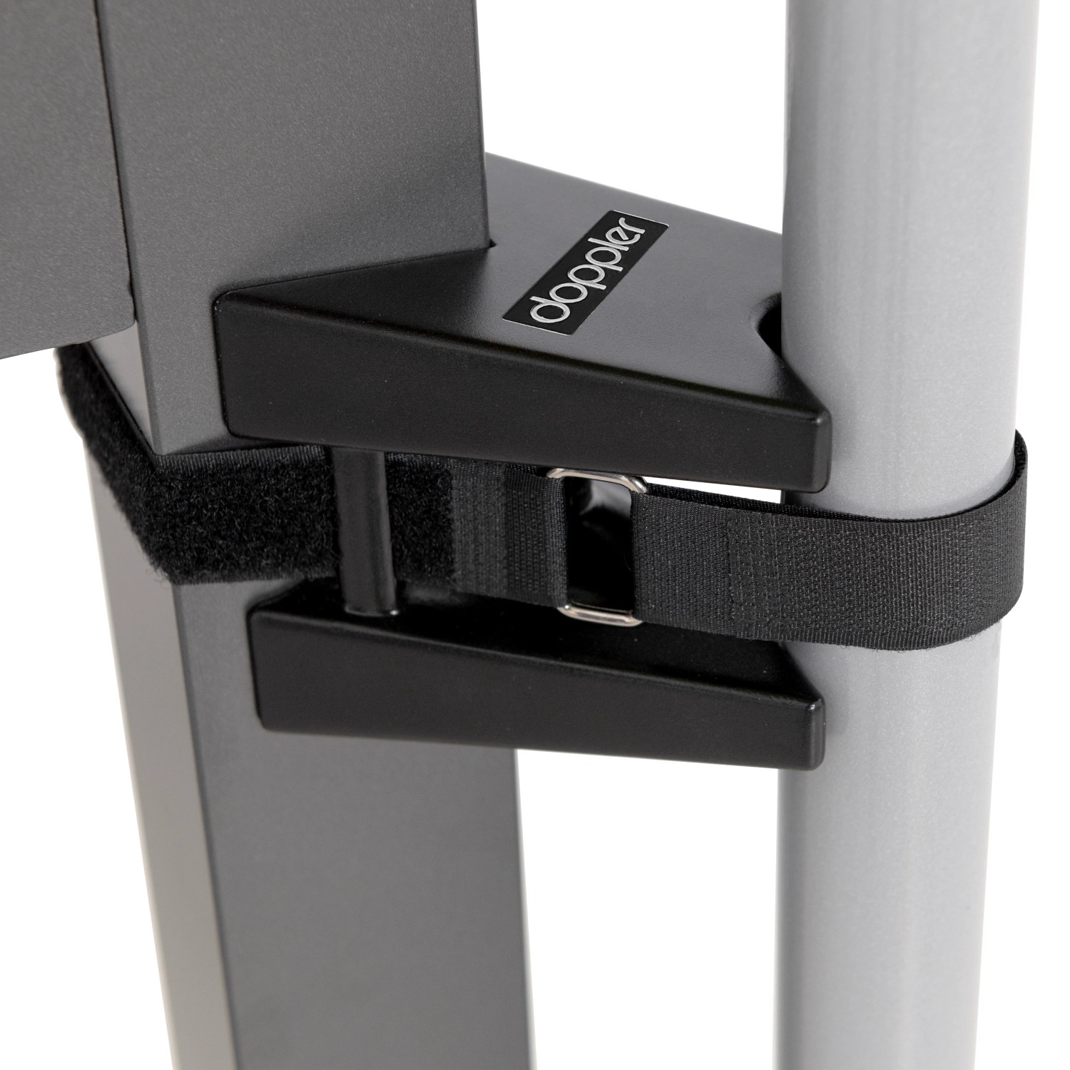 Doppler Table-Fix Sonnenschirmhalterung in Schwarz am Tischbein befestigt.