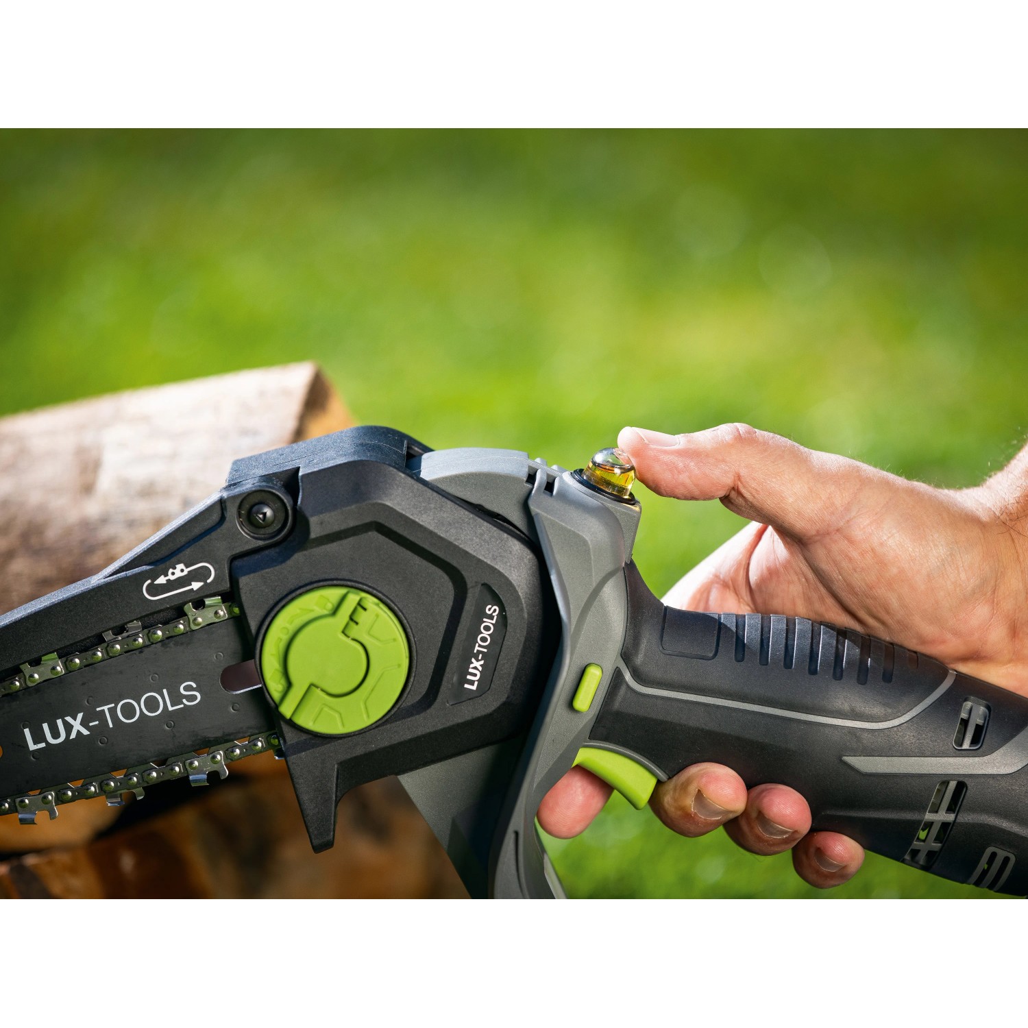 LUX-TOOLS Akku-Astsäge A-EAS-20/154 im Einsatz. Kompakte Akku-Kettensäge für Gartenarbeiten.