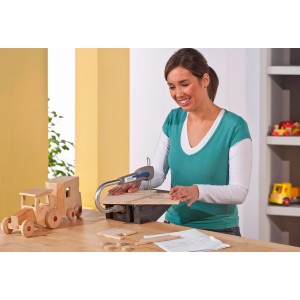 Frau sägt mit Dremel Moto-Saw MS 20 Dekupiersäge Holz für ein Spielzeugauto.
