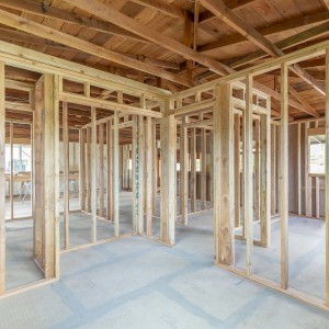 Holzkonstruktion mit Fichte/Kiefer Latten (18x36x2000 mm) im Rohbau.