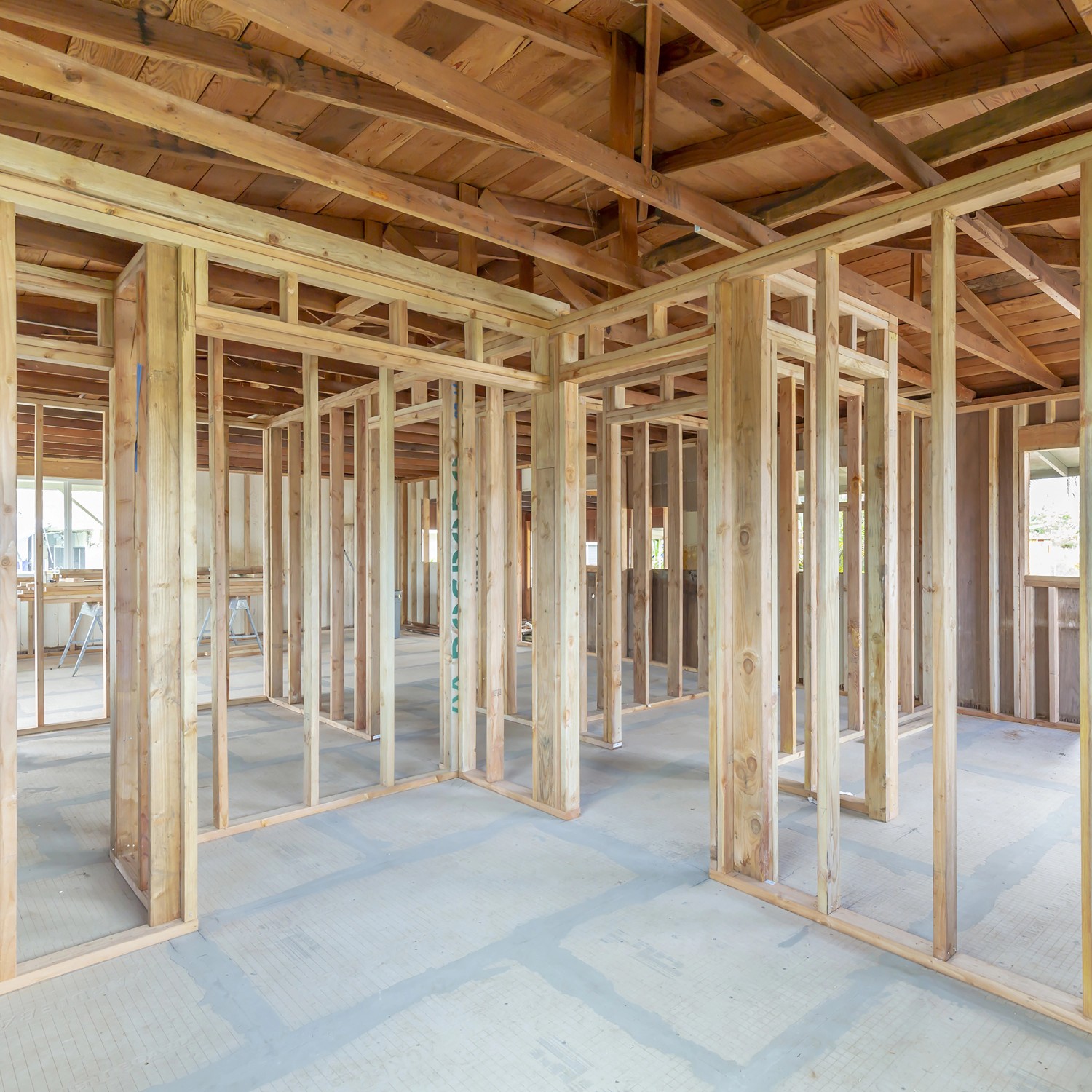 Holzkonstruktion mit Fichte/Kiefer Latten (18x36x2000 mm) im Rohbau.