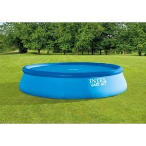 Blauer Intex Easy Pool mit Solarplane Ø 457 cm im Garten.