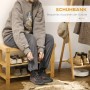Person sitzt auf HOMCOM Bambus-Sitzbank mit 3 Etagen, bindet Schuhe. Praktisches Schuhregal für den Eingangsbereich, Natur.
