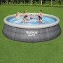 Bestway Fast Set Pool Ø 457 cm mit Familie im Garten. Quick-Up Pool in Schiefergrau mit Rattan-Optik.