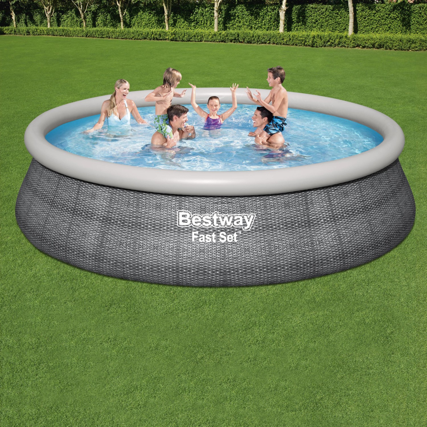 Bestway Fast Set Pool Ø 457 cm mit Familie im Garten. Quick-Up Pool in Schiefergrau mit Rattan-Optik.