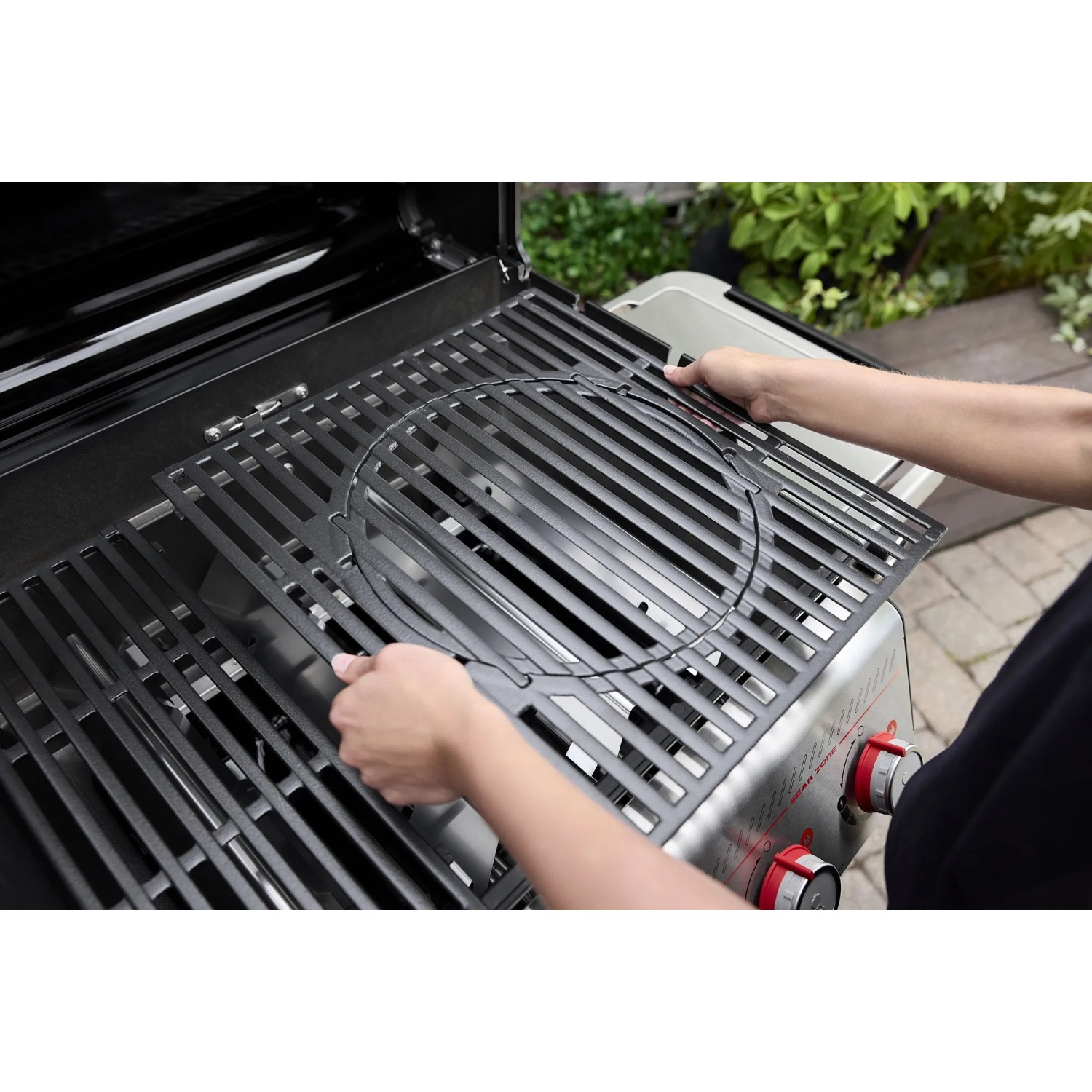 Weber Spirit E-335 GBS: Einsetzen des Crafted Grillrost-Systems in den Gasgrill.