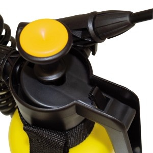 Detailaufnahme: Gelber Mesto Drucksprüher Belt Held 3132GM mit schwarzem Griff und Tragegurt.