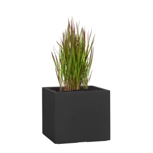 Anthrazitfarbener Pflanzwerk® Cube Pflanzkübel 23x23x23 cm mit Bepflanzung.
