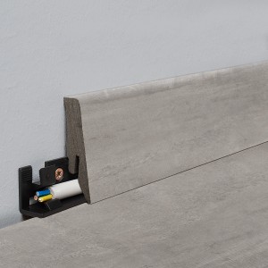 Graue Sockelleiste Binyl Pro Skatepark mit Kabelkanal und Montageclip an Wand und Boden.