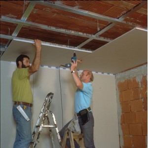 Montage einer Decke mit Knauf CD-Profilen und Gipskartonplatten.