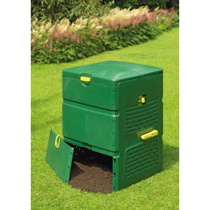 Grüner Juwel Komposter Aeroplus 6000 mit 600 l Volumen und geöffneter Entnahmeklappe im Garten.