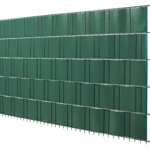 Grüne PVC Sichtschutzstreifen auf Rolle für Doppelstabmattenzaun.