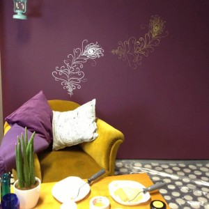 Wandgestaltung mit Marabu Edelmatt Vanille Farbe und Pfauenfeder-Schablonen.