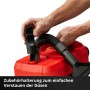Einhell Akku-Nass-Trockensauger: Düse wird in Zubehörhalterung gesteckt.