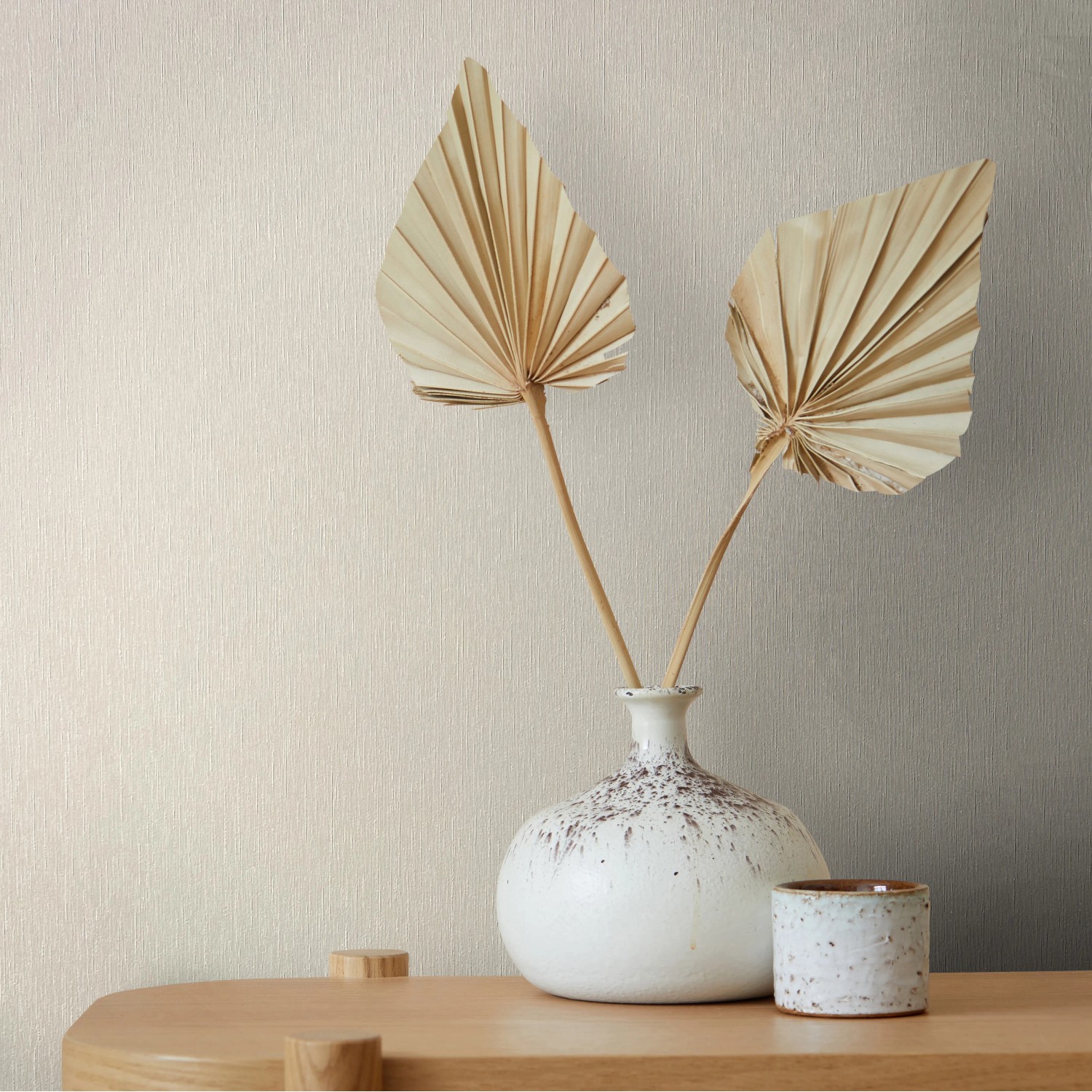 Marburg Vliestapete Villa Romana 53 Uni Greige: Uni Tapete in Greige mit leichter Struktur.