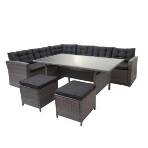 Graue Poly-Rattan-Garnitur mit Tisch, Eckbank und zwei Hockern mit grauen Kissen.