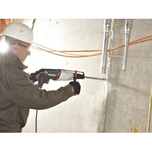Mann bohrt mit Metabo Bohrhammer UHE 2250 Multi ein Loch in eine Betonwand.