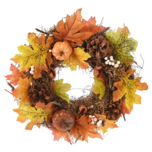 Mehrfarbiger Herbstkranz mit orange-gelben Blättern, kleinen Kürbissen, Zapfen und Beeren. Herbstliche Dekoration.