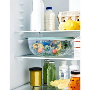 Kühlschrank mit Rotho Vorratsdose Elements, rund, 6 l, Mistletoe Green, gefüllt mit Salat.