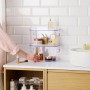 Transparente SmartStore Compact Access Aufbewahrungsbox mit Kosmetikartikeln im Badezimmer.
