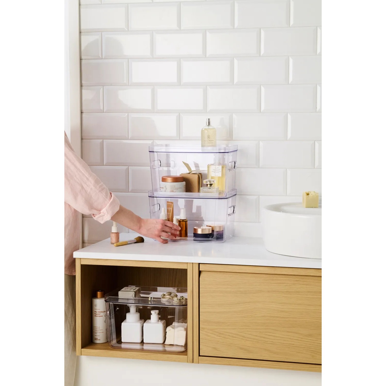 Transparente SmartStore Compact Access Aufbewahrungsbox mit Kosmetikartikeln im Badezimmer.