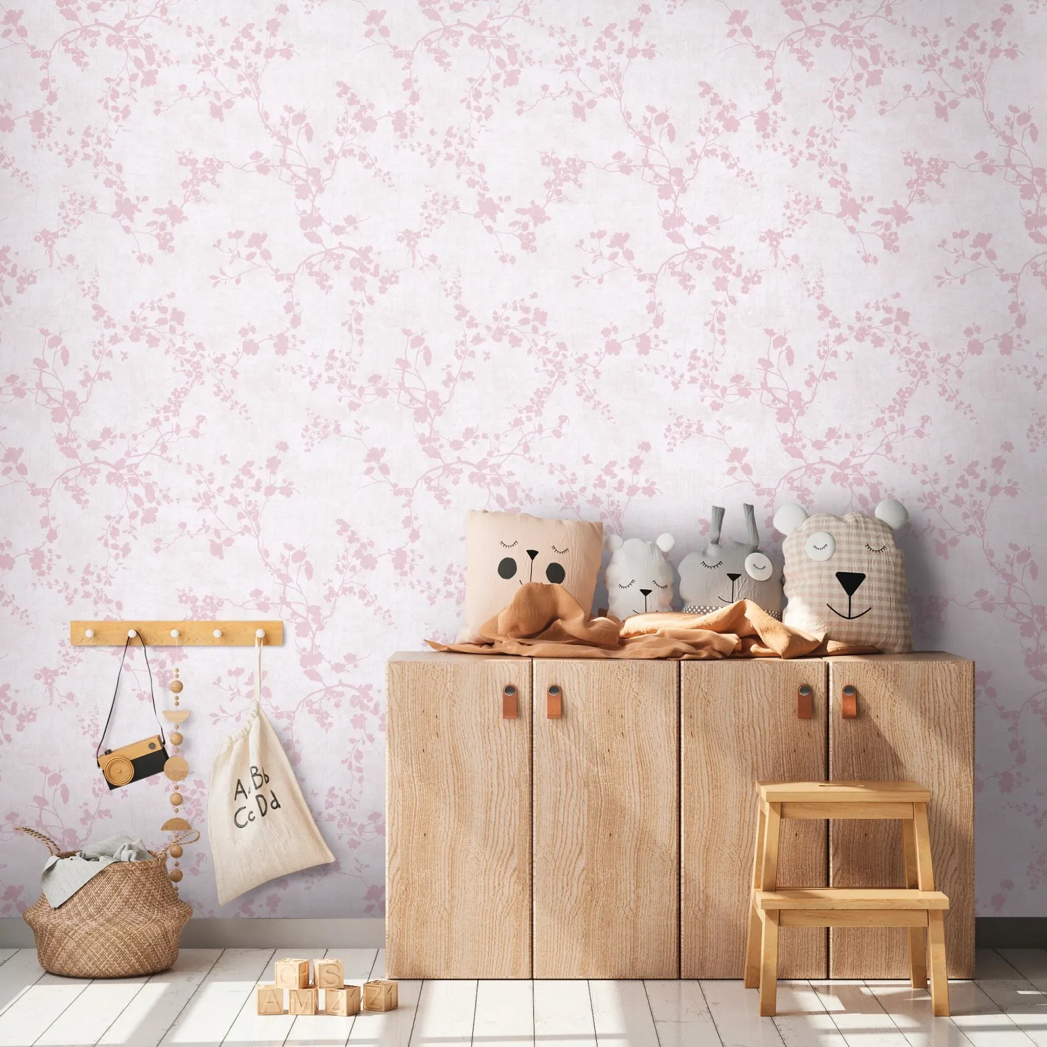 Kinderzimmer mit A.S. Creation Vliestapete Blümchen in Creme-Rosa.