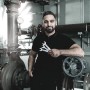 Handwerker mit Wera Ringmaulschlüssel Joker 19 mm vor Industrieanlage.
