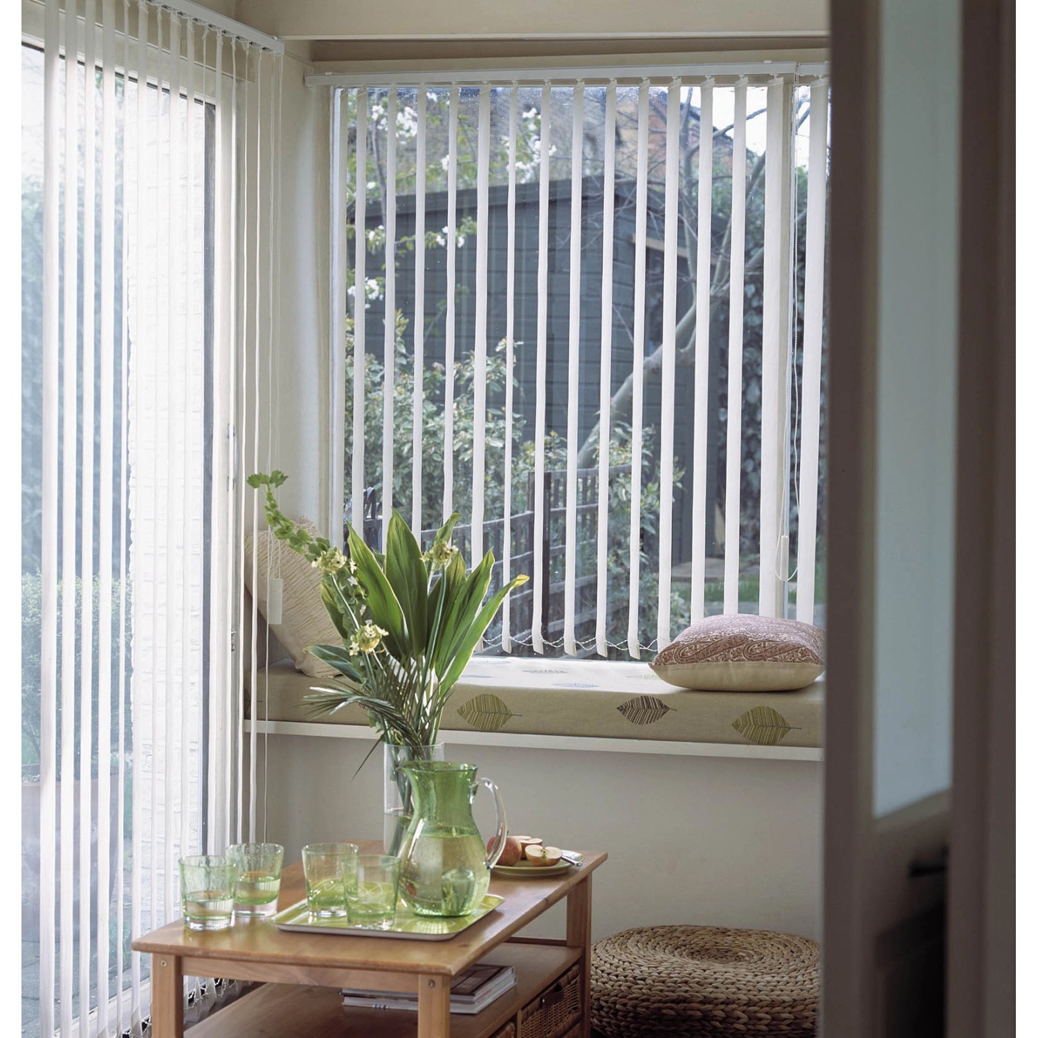 Weiß gestreifter Lamellenvorhang (300x260cm) im Wohnraum für Sicht- und Sonnenschutz.