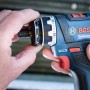 Bosch Professional Akku-Bohrschrauber GSR 12V-15 FC mit FlexiClick-Aufsatz im Einsatz.