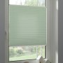 Grünes Schöner Wohnen Plissee Milla 40x130 cm am Fenster, blickdicht und lichtdurchlässig.