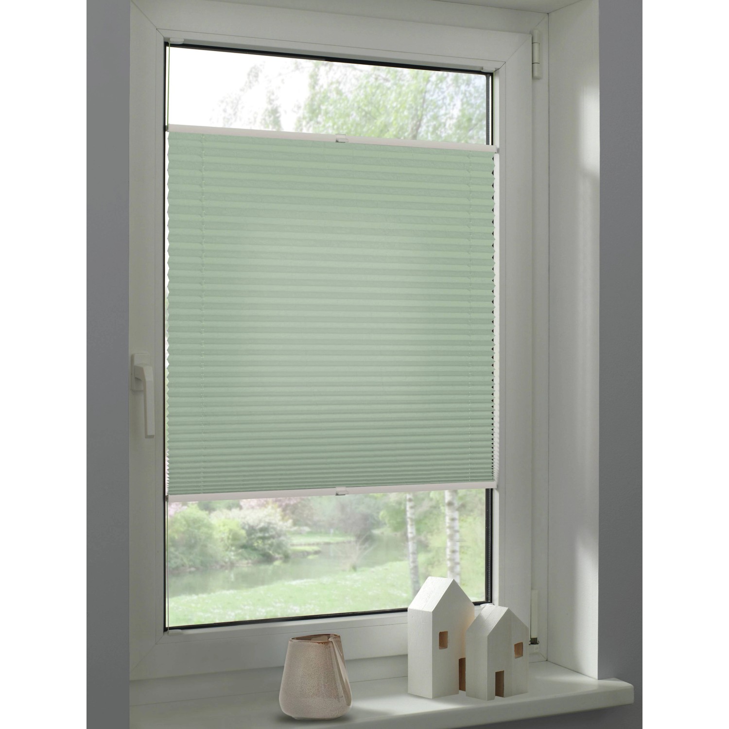 Grünes Schöner Wohnen Plissee Milla 40x130 cm am Fenster, blickdicht und lichtdurchlässig.