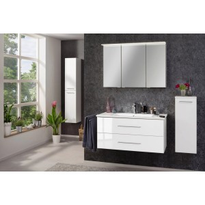 Badezimmer-Szene mit Fackelmann B.Perfekt Bad-Hochschrank, weiß, 30 cm breit.