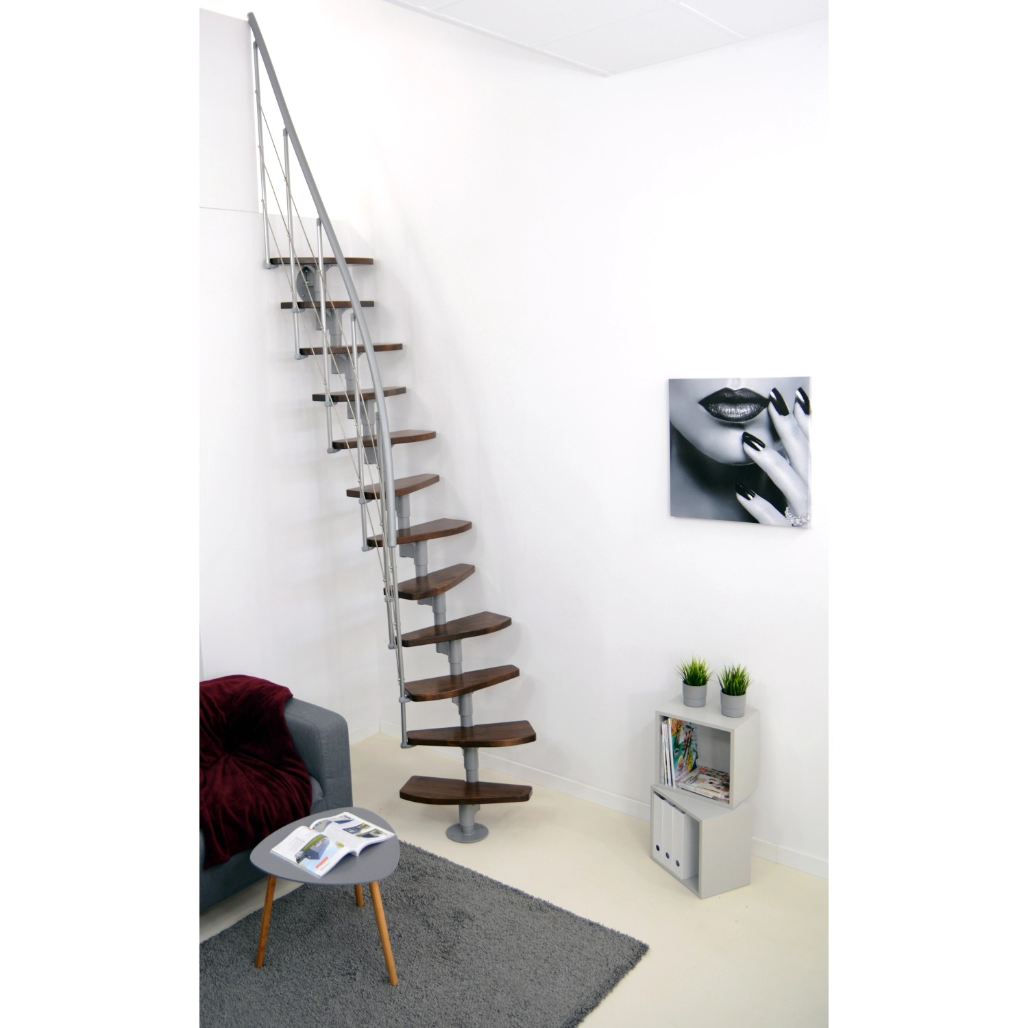 Minka Raumspartreppe Nizza in Walnuss/Grau im Wohnraum, ideal für kleine Flächen.
