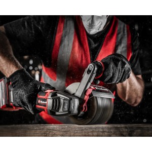 Einhell Akku-Bürstenschleifer TP-BR 18/32 in Aktion, rot-schwarz. Schleifmaschine für Holz, Metall und Stein.