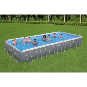 Bestway Stahlrahmenpool-Set PowerSteel, 956x488x132cm, mit Badenden im Garten.