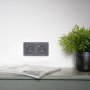 Schwarzer ProCharge Steckdoseneinsatz mit USB-A und USB-C in modernem Ambiente.