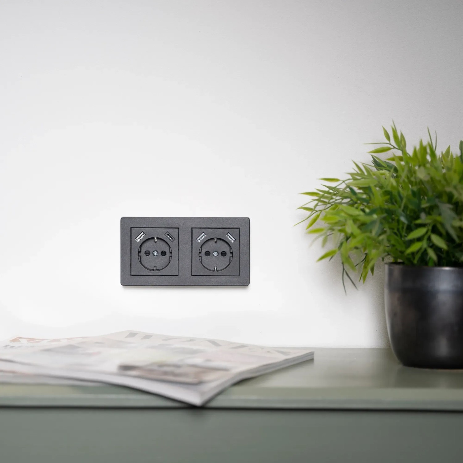 Schwarzer ProCharge Steckdoseneinsatz mit USB-A und USB-C in modernem Ambiente.