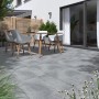 Terrasse mit grauen Feinsteinzeug Ardesia Ash Terrassenplatten 60x60 cm. Outdoor Sitzgruppe auf Platten.