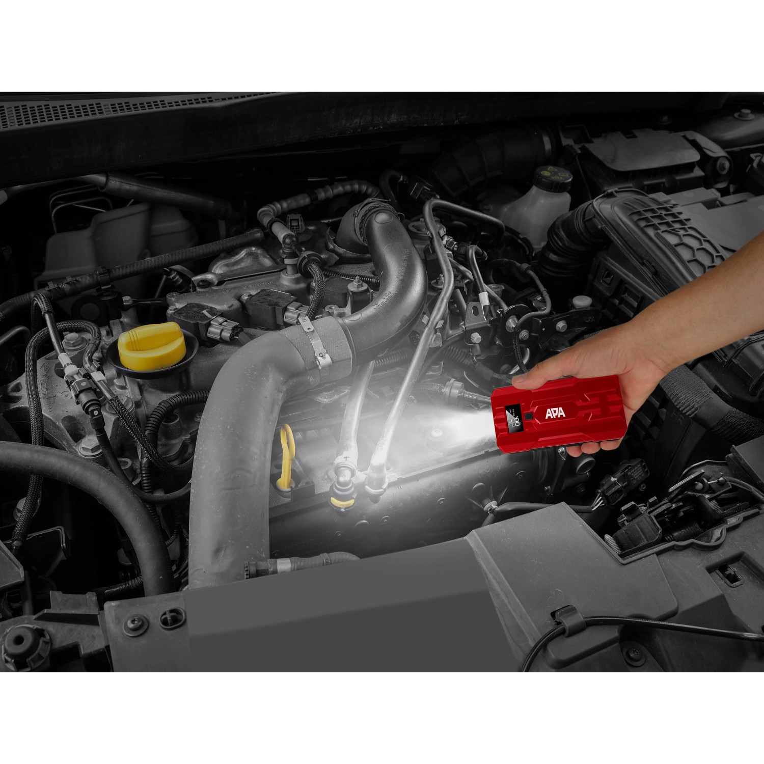 Rotes Apa Schnellstartsystem Powerpack 10.000 mAh im Einsatz am Auto.