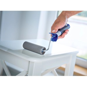 LUX Schaumroller (11 cm, Grau) beim Lackieren einer glatten Oberfläche.