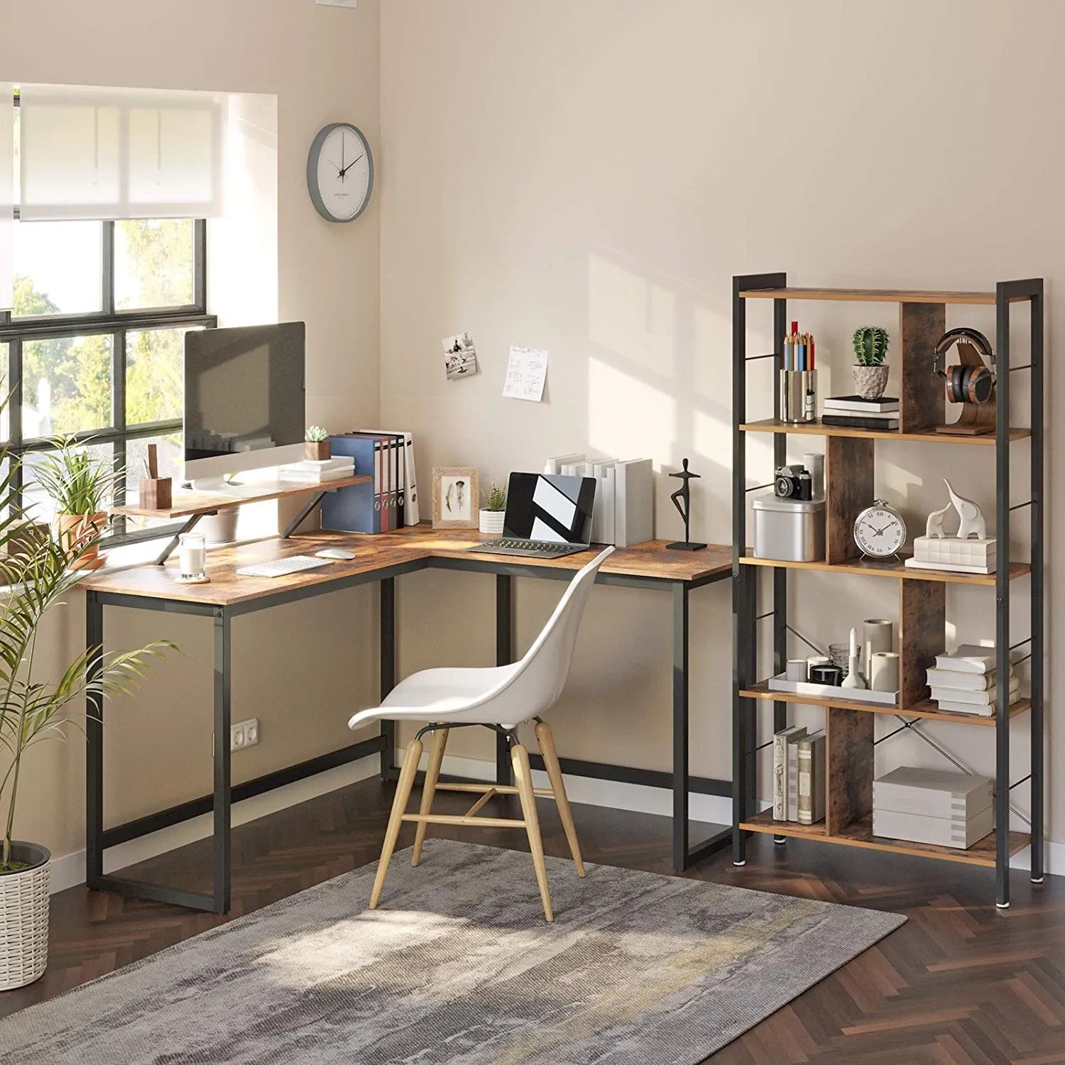 L-förmiger Vasagle Computertisch mit Monitoraufsatz in Braun-Schwarz im Arbeitszimmer.