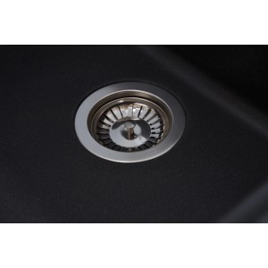 Detailaufnahme: Schwarze Respekta Granitspüle Columbia mit Siebkorbventil.