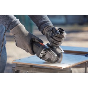 Black+Decker Winkelschleifer BEG220 (900 W) im Einsatz beim Fliesenschneiden.
