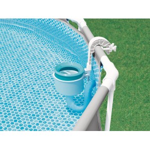 Intex Einhängeskimmer Deluxe am Poolrand befestigt, zur Reinigung der Wasseroberfläche.
