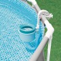 Intex Einhängeskimmer Deluxe am Poolrand befestigt, zur Reinigung der Wasseroberfläche.