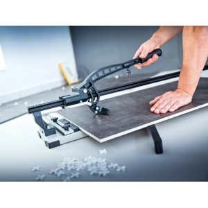 LUX Fliesenschneider FSM-1200 Professional beim Fliesenzuschnitt.