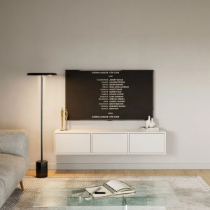 Weißes Selsey Framme TV-Hängeboard 150 cm breit, wandmontiert unter einem Fernseher im modernen Wohnzimmer.